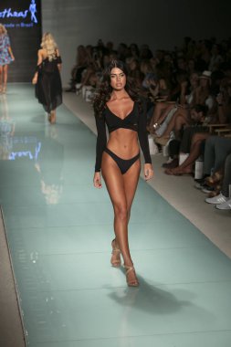 Funkshion yüzmek 2017 yılında Miami Beach üzerinde 23 Temmuz 2017 sırasında pist Tasarımcısı Lybethras yaz 2017 defile için bir model yürür
