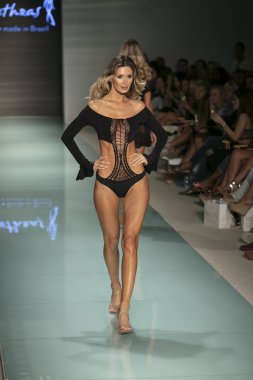 Funkshion yüzmek 2017 yılında Miami Beach üzerinde 23 Temmuz 2017 sırasında pist Tasarımcısı Lybethras yaz 2017 defile için bir model yürür