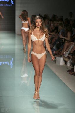 Funkshion yüzmek 2017 yılında Miami Beach üzerinde 23 Temmuz 2017 sırasında pist Tasarımcısı Lybethras yaz 2017 defile için bir model yürür