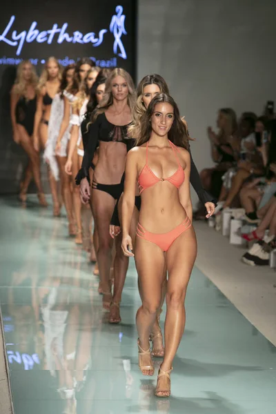 Funkshion yüzmek 2017 yılında Miami Beach üzerinde 23 Temmuz 2017 sırasında pist Tasarımcısı Lybethras yaz 2017 defile için bir model yürür