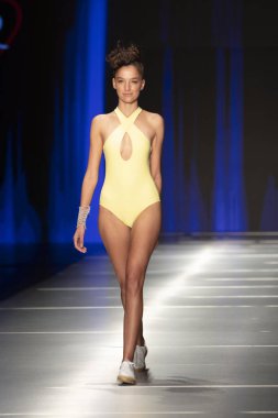 Manken Rene Ruiz moda Show Resort 2018 koleksiyonda Miami moda hafta 2017 Miami'de Buz Sarayı'nda 31 Mayıs 2018 üzerinde sırasında pist yürür