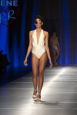 Manken Rene Ruiz moda Show Resort 2018 koleksiyonda Miami moda hafta 2017 Miami'de Buz Sarayı'nda 31 Mayıs 2018 üzerinde sırasında pist yürür