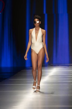 Manken Rene Ruiz moda Show Resort 2018 koleksiyonda Miami moda hafta 2017 Miami'de Buz Sarayı'nda 31 Mayıs 2018 üzerinde sırasında pist yürür