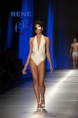 Manken Rene Ruiz moda Show Resort 2018 koleksiyonda Miami moda hafta 2017 Miami'de Buz Sarayı'nda 31 Mayıs 2018 üzerinde sırasında pist yürür