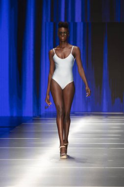 Manken Rene Ruiz moda Show Resort 2018 koleksiyonda Miami moda hafta 2017 Miami'de Buz Sarayı'nda 31 Mayıs 2018 üzerinde sırasında pist yürür