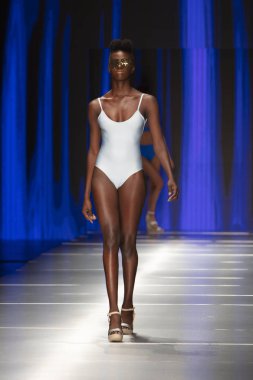 Manken Rene Ruiz moda Show Resort 2018 koleksiyonda Miami moda hafta 2017 Miami'de Buz Sarayı'nda 31 Mayıs 2018 üzerinde sırasında pist yürür