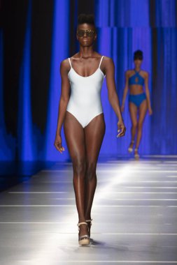 Manken Rene Ruiz moda Show Resort 2018 koleksiyonda Miami moda hafta 2017 Miami'de Buz Sarayı'nda 31 Mayıs 2018 üzerinde sırasında pist yürür