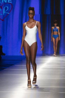 Manken Rene Ruiz moda Show Resort 2018 koleksiyonda Miami moda hafta 2017 Miami'de Buz Sarayı'nda 31 Mayıs 2018 üzerinde sırasında pist yürür