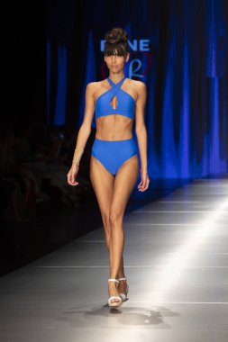 Manken Rene Ruiz moda Show Resort 2018 koleksiyonda Miami moda hafta 2017 Miami'de Buz Sarayı'nda 31 Mayıs 2018 üzerinde sırasında pist yürür