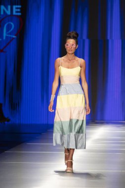 Manken Rene Ruiz moda Show Resort 2018 koleksiyonda Miami moda hafta 2017 Miami'de Buz Sarayı'nda 31 Mayıs 2018 üzerinde sırasında pist yürür