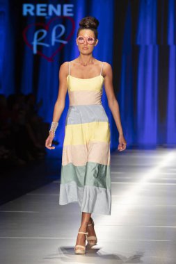 Manken Rene Ruiz moda Show Resort 2018 koleksiyonda Miami moda hafta 2017 Miami'de Buz Sarayı'nda 31 Mayıs 2018 üzerinde sırasında pist yürür
