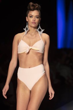 Manken Rene Ruiz moda Show Resort 2018 koleksiyonda Miami moda hafta 2017 Miami'de Buz Sarayı'nda 31 Mayıs 2018 üzerinde sırasında pist yürür