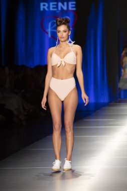 Manken Rene Ruiz moda Show Resort 2018 koleksiyonda Miami moda hafta 2017 Miami'de Buz Sarayı'nda 31 Mayıs 2018 üzerinde sırasında pist yürür