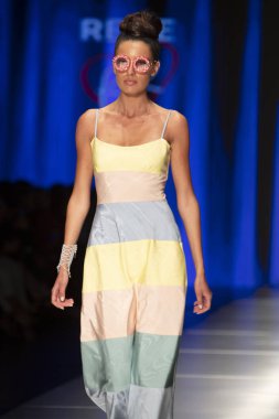 Manken Rene Ruiz moda Show Resort 2018 koleksiyonda Miami moda hafta 2017 Miami'de Buz Sarayı'nda 31 Mayıs 2018 üzerinde sırasında pist yürür
