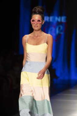 Manken Rene Ruiz moda Show Resort 2018 koleksiyonda Miami moda hafta 2017 Miami'de Buz Sarayı'nda 31 Mayıs 2018 üzerinde sırasında pist yürür
