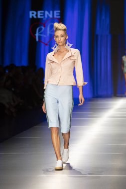 Manken Rene Ruiz moda Show Resort 2018 koleksiyonda Miami moda hafta 2017 Miami'de Buz Sarayı'nda 31 Mayıs 2018 üzerinde sırasında pist yürür