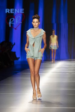 Manken Rene Ruiz moda Show Resort 2018 koleksiyonda Miami moda hafta 2017 Miami'de Buz Sarayı'nda 31 Mayıs 2018 üzerinde sırasında pist yürür