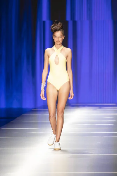 Model Walks Runway Rene Ruiz Fashion Show Resort 2018 Collection — Stock Photo, Image