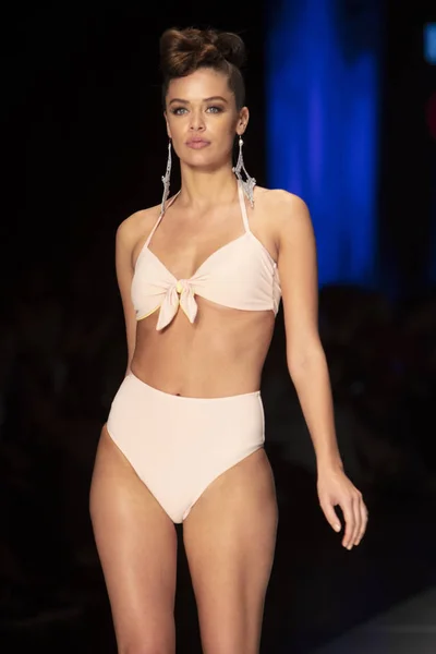 Een Model Loopt Baan Tijdens Rene Ruiz Fashion Show Resort — Stockfoto