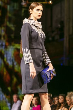 Bir modeli pist Mashael el Mutava için ilkbahar yaz 2018 defile sanat, Hearts ve moda New York moda haftası sırasında New York, NY, melek Orensanz Merkezi'nde 7 Eylül 2018 üzerinde yürüyor