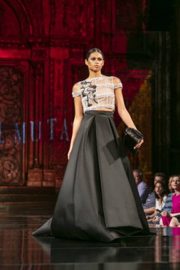 Bir modeli pist Mashael el Mutava için ilkbahar yaz 2018 defile sanat, Hearts ve moda New York moda haftası sırasında New York, NY, melek Orensanz Merkezi'nde 7 Eylül 2018 üzerinde yürüyor