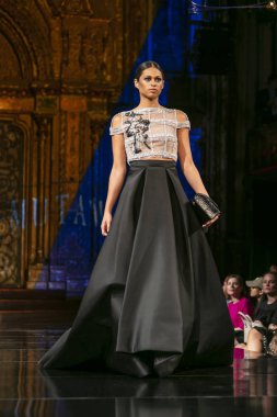 Bir modeli pist Mashael el Mutava için ilkbahar yaz 2018 defile sanat, Hearts ve moda New York moda haftası sırasında New York, NY, melek Orensanz Merkezi'nde 7 Eylül 2018 üzerinde yürüyor
