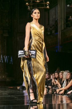 Bir modeli pist Mashael el Mutava için ilkbahar yaz 2018 defile sanat, Hearts ve moda New York moda haftası sırasında New York, NY, melek Orensanz Merkezi'nde 7 Eylül 2018 üzerinde yürüyor