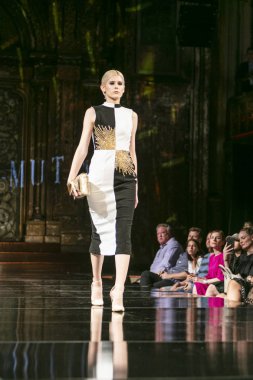 Bir modeli pist Mashael el Mutava için ilkbahar yaz 2018 defile sanat, Hearts ve moda New York moda haftası sırasında New York, NY, melek Orensanz Merkezi'nde 7 Eylül 2018 üzerinde yürüyor