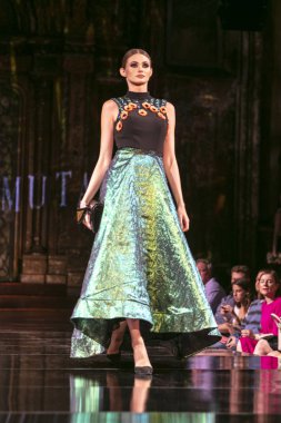 Bir modeli pist Mashael el Mutava için ilkbahar yaz 2018 defile sanat, Hearts ve moda New York moda haftası sırasında New York, NY, melek Orensanz Merkezi'nde 7 Eylül 2018 üzerinde yürüyor