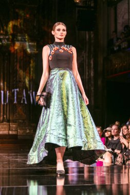Bir modeli pist Mashael el Mutava için ilkbahar yaz 2018 defile sanat, Hearts ve moda New York moda haftası sırasında New York, NY, melek Orensanz Merkezi'nde 7 Eylül 2018 üzerinde yürüyor