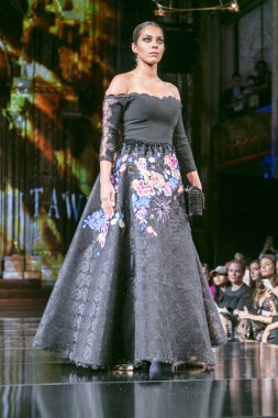 Bir modeli pist Mashael el Mutava için ilkbahar yaz 2018 defile sanat, Hearts ve moda New York moda haftası sırasında New York, NY, melek Orensanz Merkezi'nde 7 Eylül 2018 üzerinde yürüyor