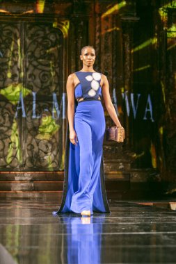 Bir modeli pist Mashael el Mutava için ilkbahar yaz 2018 defile sanat, Hearts ve moda New York moda haftası sırasında New York, NY, melek Orensanz Merkezi'nde 7 Eylül 2018 üzerinde yürüyor