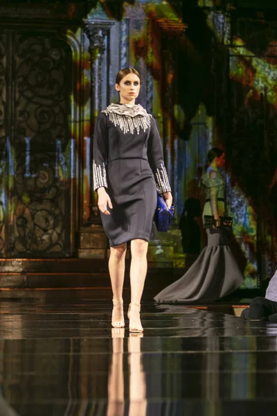 Bir modeli pist Mashael el Mutava için ilkbahar yaz 2018 defile sanat, Hearts ve moda New York moda haftası sırasında New York, NY, melek Orensanz Merkezi'nde 7 Eylül 2018 üzerinde yürüyor