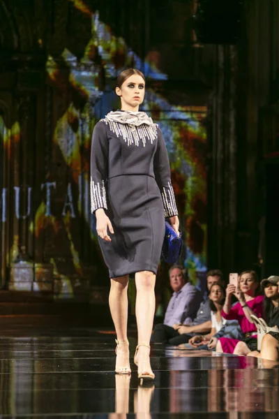 Bir modeli pist Mashael el Mutava için ilkbahar yaz 2018 defile sanat, Hearts ve moda New York moda haftası sırasında New York, NY, melek Orensanz Merkezi'nde 7 Eylül 2018 üzerinde yürüyor