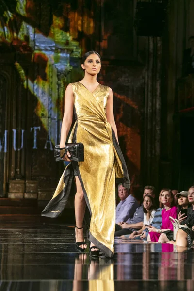 Bir modeli pist Mashael el Mutava için ilkbahar yaz 2018 defile sanat, Hearts ve moda New York moda haftası sırasında New York, NY, melek Orensanz Merkezi'nde 7 Eylül 2018 üzerinde yürüyor