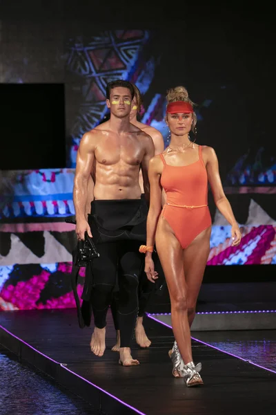 Manken üzerinde 23 Temmuz 2017 Miami Beach Setai Hotel Funkshion yüzmek 2017 sırasında pist Tasarımcısı Seafolly yaz 2018 defile için yürüyor