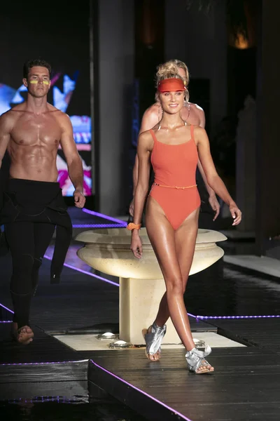 Manken üzerinde 23 Temmuz 2017 Miami Beach Setai Hotel Funkshion yüzmek 2017 sırasında pist Tasarımcısı Seafolly yaz 2018 defile için yürüyor