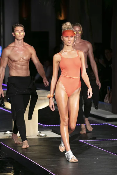 Manken üzerinde 23 Temmuz 2017 Miami Beach Setai Hotel Funkshion yüzmek 2017 sırasında pist Tasarımcısı Seafolly yaz 2018 defile için yürüyor