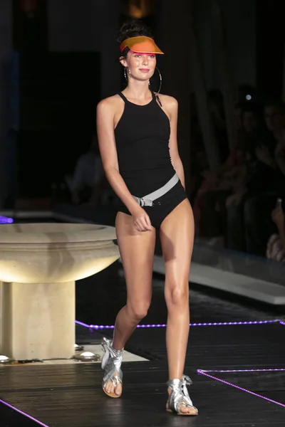 Model Chodí Dráhy Pro Módní Show Návrháře Seafolly Léta 2018 — Stock fotografie