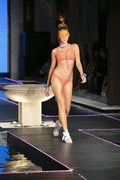 Manken üzerinde 23 Temmuz 2017 Miami Beach Setai Hotel Funkshion yüzmek 2017 sırasında pist Tasarımcısı Seafolly yaz 2018 defile için yürüyor