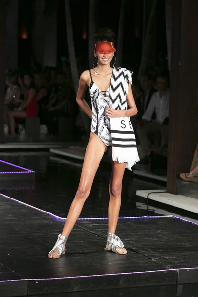 Manken üzerinde 23 Temmuz 2017 Miami Beach Setai Hotel Funkshion yüzmek 2017 sırasında pist Tasarımcısı Seafolly yaz 2018 defile için yürüyor