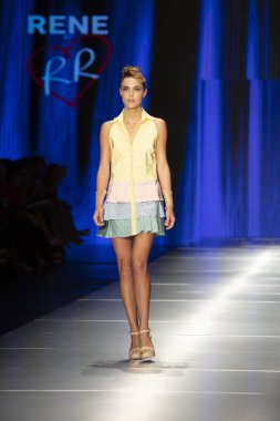 Manken Rene Ruiz moda Show Resort 2018 koleksiyonda Miami moda hafta 2017 Miami'de Buz Sarayı'nda 31 Mayıs 2018 üzerinde sırasında pist yürür