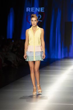 Manken Rene Ruiz moda Show Resort 2018 koleksiyonda Miami moda hafta 2017 Miami'de Buz Sarayı'nda 31 Mayıs 2018 üzerinde sırasında pist yürür