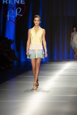 Manken Rene Ruiz moda Show Resort 2018 koleksiyonda Miami moda hafta 2017 Miami'de Buz Sarayı'nda 31 Mayıs 2018 üzerinde sırasında pist yürür