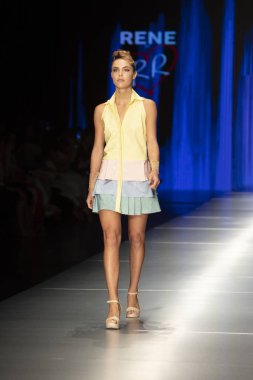 Manken Rene Ruiz moda Show Resort 2018 koleksiyonda Miami moda hafta 2017 Miami'de Buz Sarayı'nda 31 Mayıs 2018 üzerinde sırasında pist yürür