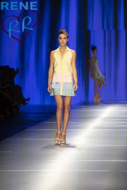 Manken Rene Ruiz moda Show Resort 2018 koleksiyonda Miami moda hafta 2017 Miami'de Buz Sarayı'nda 31 Mayıs 2018 üzerinde sırasında pist yürür