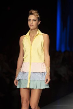 Manken Rene Ruiz moda Show Resort 2018 koleksiyonda Miami moda hafta 2017 Miami'de Buz Sarayı'nda 31 Mayıs 2018 üzerinde sırasında pist yürür