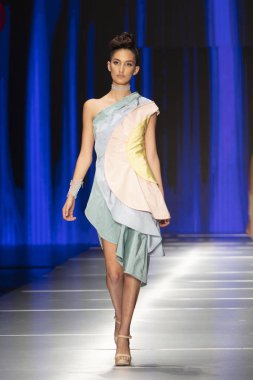 Manken Rene Ruiz moda Show Resort 2018 koleksiyonda Miami moda hafta 2017 Miami'de Buz Sarayı'nda 31 Mayıs 2018 üzerinde sırasında pist yürür