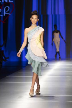 Manken Rene Ruiz moda Show Resort 2018 koleksiyonda Miami moda hafta 2017 Miami'de Buz Sarayı'nda 31 Mayıs 2018 üzerinde sırasında pist yürür