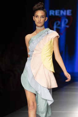 Manken Rene Ruiz moda Show Resort 2018 koleksiyonda Miami moda hafta 2017 Miami'de Buz Sarayı'nda 31 Mayıs 2018 üzerinde sırasında pist yürür